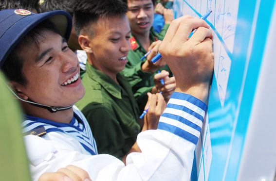 Các tân binh ký tên chương trình “xây dựng và bảo vệ tổ quốc là nhiệm vụ vinh quang của tuổi trẻ TP.Biên Hòa”.