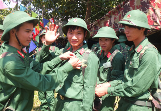  Các tân binh xã Thanh Sơn giúp nhau chỉnh lại trang phục