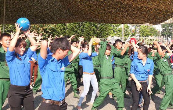 Các đoàn viên và tân binh các xã, thị trấn huyện Định Quán giao lưu qua các trò chơi dân gian tại hội trại tòng quân.