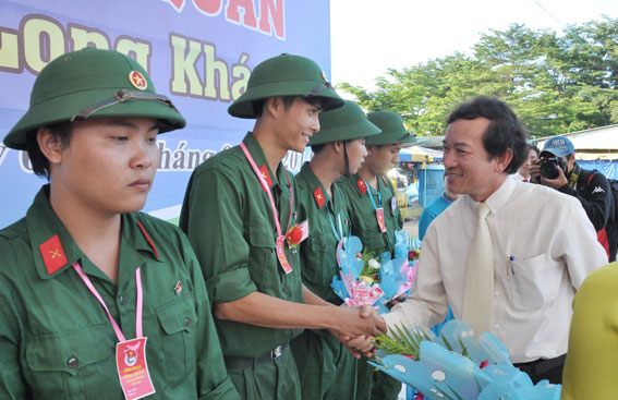 Phó chủ tịch UBND tỉnh Nguyễn Thành Trí tặng hoa cho các tân binh.