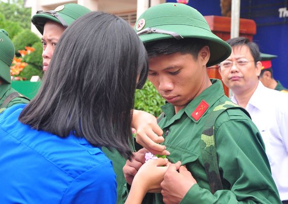     Đoàn viên thanh niên huyện Thống Nhất cài hoa lên áo tân binh