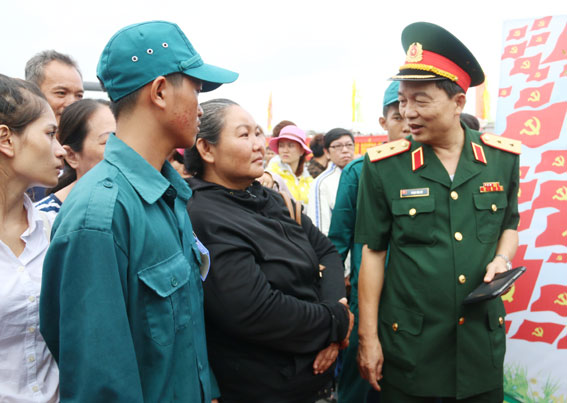 Trung tướng Phạm Văn Dỹ thăm hỏi gia đình các tân binh