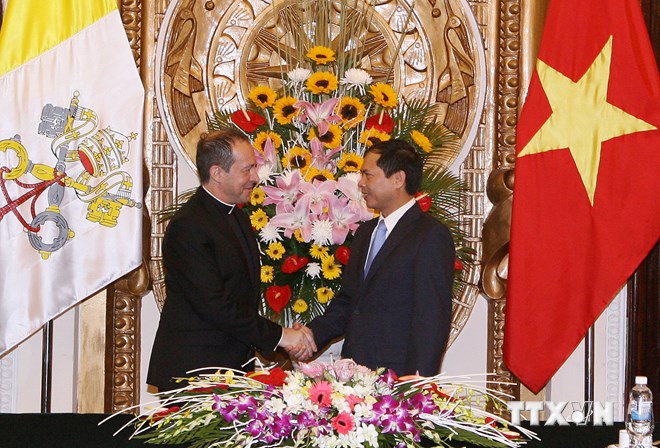 Thứ trưởng Bộ Ngoại giao Việt Nam Bùi Thanh Sơn và Thứ trưởng Bộ Ngoại giao Vatican Antoine Camilleri đồng chủ trì cuộc họp vòng V. (Ảnh: TTXVN)