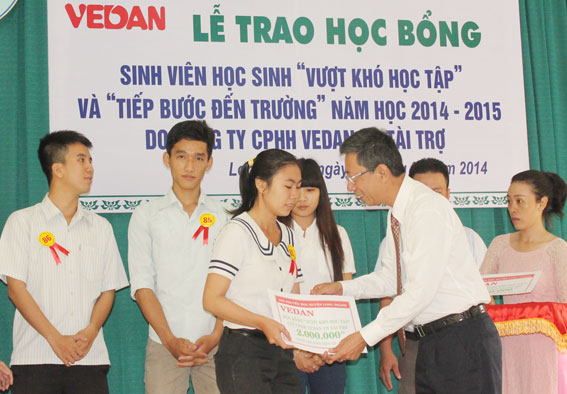  Ông Diệp Phong Nguyên, giám đốc cao cấp công ty Vedan tặng học bổng cho các em sinh viên đang học tại các tại các trường đại học.