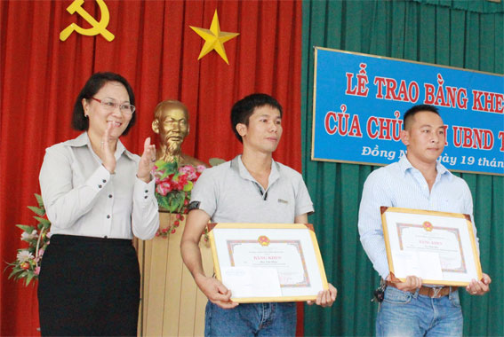  Bà Đặng Thanh Thủy phó trưởng ban thi đua khen thưởng tỉnh trao bằng khen cho hai cá nhân bắt cướp.
