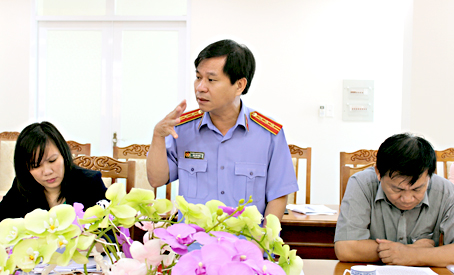 Ông Mai Văn Sinh phát biểu ý kiến tại hội nghị.