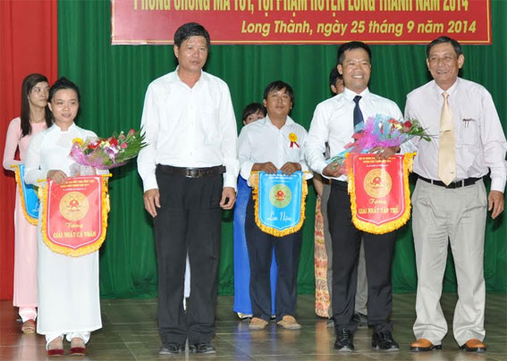 Ông Lê Văn Ý, chủ tịch UBND huyện Long Thành trao cờ lưu niệm cho cá nhân và tập thể đoạt giải nhất