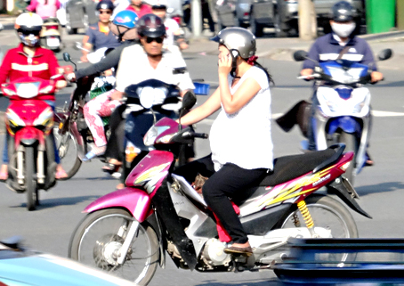 Vừa lái xe vừa nghe điện thoại ở giao lộ đông đúc xe cộ, vòng xoay Biên Hùng (TP.Biên Hòa).