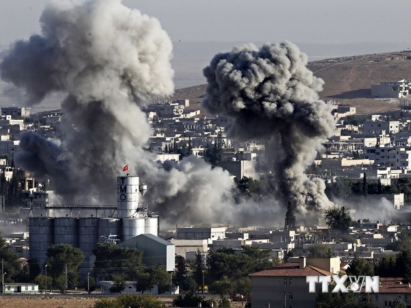 Khói bốc lên sau các cuộc không kích của liên quân xuống Kobane. (Nguồn: THX/TTXVN)