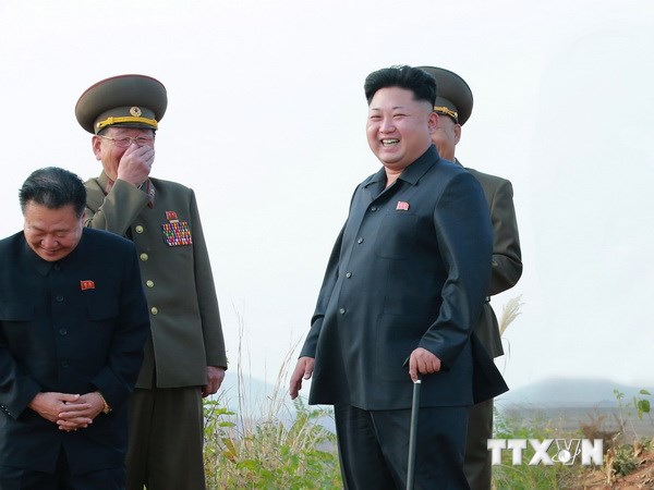 Nhà lãnh đạo Kim Jong-un chỉ đạo các phi công tập cất cánh và hạ cánh trên đường băng. (Nguồn: THX/TTXVN)