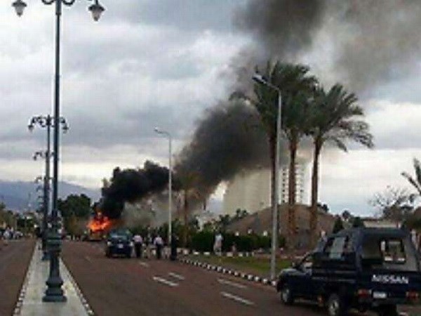 Khói bốc lên sau một vụ tấn công ở Sinai. (Nguồn: Reuters)