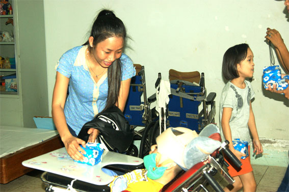 Các em phụ trách tình nguyện thăm và tặng quà tại Trung tâm nuôi dưỡng trẻ mồ côi khuyết tật tỉnh