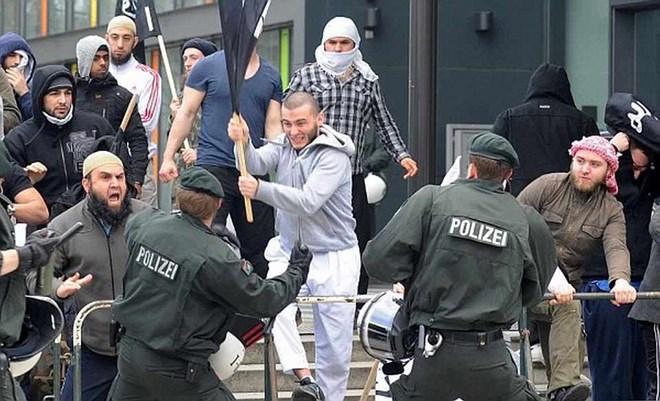 Người Hồi giáo Salafi ở Đức thường có các cuộc gây rối và đụng độ với cảnh sát. (Nguồn: barenakedislam.com)