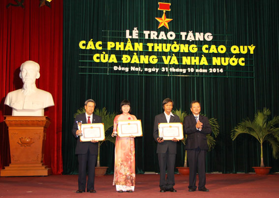 Đồng chí Trần Minh Phúc trao bằng khen cho 3 trí thức khoa học - công nghệ tỉnh Đồng Nai năm 2014