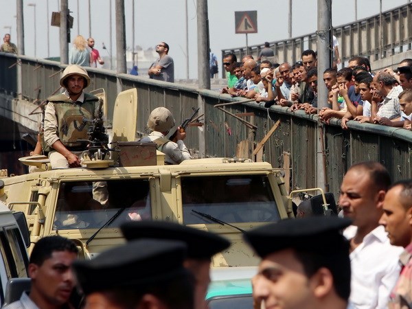 Cảnh sát triển khai tại khu vực xảy ra vụ đánh bom gần trụ sở Bộ Ngoại giao Ai Cập. (Ảnh: AFP/TTXVN)