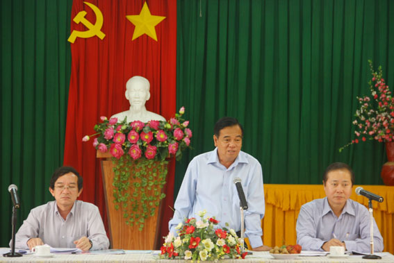 Đồng chí Bí thư tỉnh ủy Trần Đình Thành (giữa) phát biểu tại buổi làm việc.