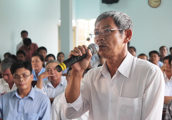 Cử tri thị trấn Long Thành phát biểu ý kiến tại buổi tiếp xúc với các đại biểu Quốc hội