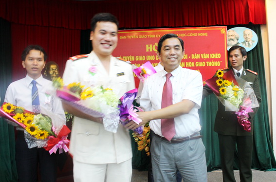 Trưởng Ban Tuyên giáo Tỉnh ủy Huỳnh Văn Tới tặng hoa thí sinh Trần Thị Phương Thảo đạt giải nhất bảng A