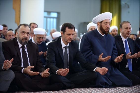 Tổng thống Syria Bashar al-Assad (thứ hai, bên trái) cầu nguyện nhân lễ Eid al-Adha ở Damascus. (Nguồn: Reuters)