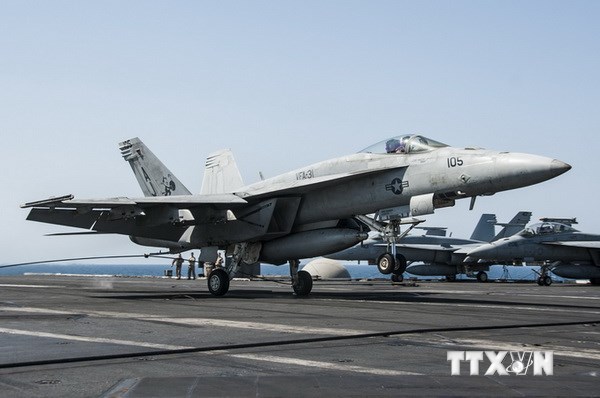 Máy bay F-18E Super Hornets của hải quân Mỹ hạ cánh xuống tàu sân bay USS George H.W. Bush sau khi tham gia chiến dịch oanh kích phiến quân IS ở Syria. (Ảnh: AFP/TTXVN)