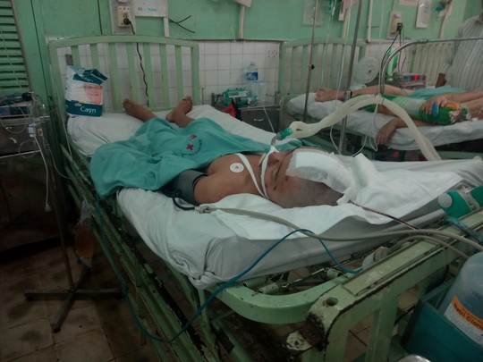 Nạn nhân Vũ Quang Thiện lúc được gia đình chăm sóc tại bệnh viện