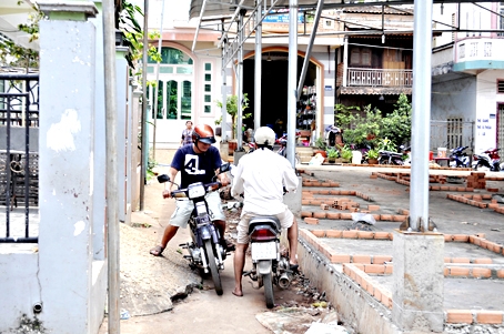 Đường đi ở tổ 1, ấp Nguyễn Huệ 1, xã Quang Trung (huyện Thống Nhất) giờ bị thu hẹp, 2 xe gắn máy phải lách nhau mới qua được. Ảnh: V.CHÍNH