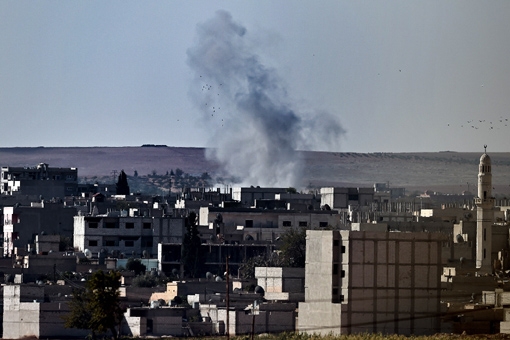 Khói bốc lên từ thành phố Kobane trong giao tranh giữa IS và người Kurd ngày 4/10. Ảnh:AFP/TTXVN