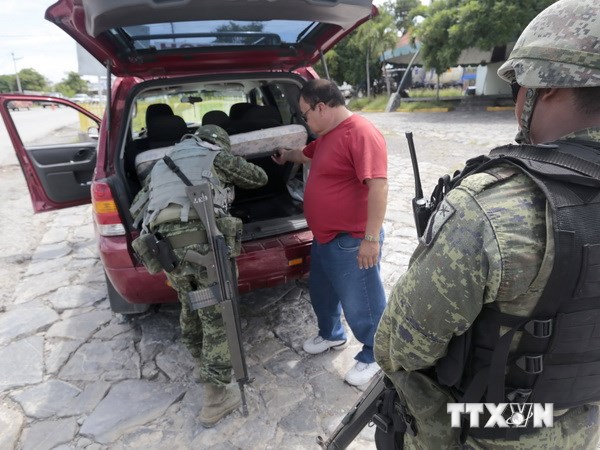 Binh sỹ Mexico kiểm tra một phương tiện giao thông tại trạm kiểm soát ở Iguala ngày 29/9. (Nguồn: AFP/TTXVN)