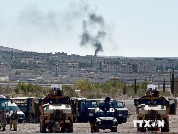 Khói bốc lên từ thị trấn Kobane sau giao tranh, nhìn từ cửa khẩu Mursitpinar giữa Syria và Thổ Nhĩ Kỳ. (Nguồn: AFP/TTXVN)