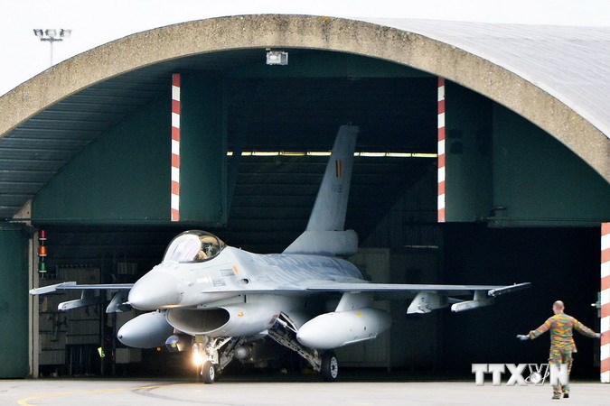 Máy bay F-16 chuẩn bị tham gia chiến dịch chống IS. (Nguồn: AFP/TTXVN)