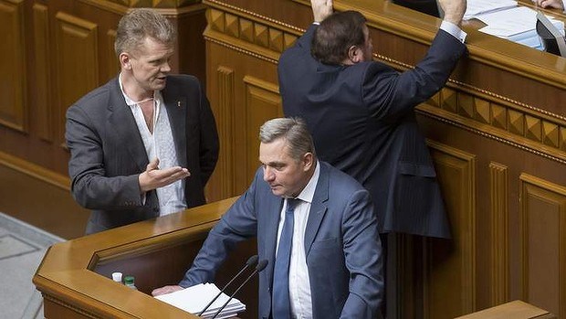 Ông Anatoly Myarkovsky phát biểu tại một phiên họp của Quốc hội Kiev vào tháng 6/2013. (Nguồn: Reuters)