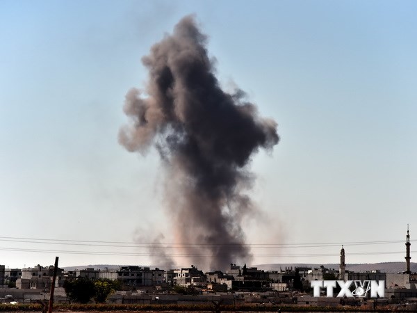Khói bốc lên sau các cuộc không kích của liên quân xuống Kobane ngày 7/10. (Nguồn: AFP/TTXVN)