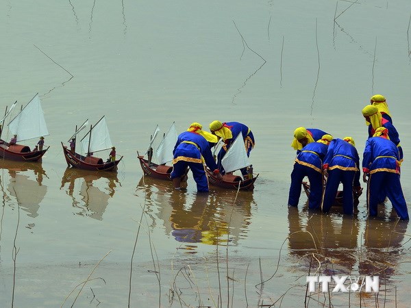 Tái hiện Lễ Khao lề thế lính Hoàng Sa của ngư dân huyện đảo Lý Sơn tỉnh Quảng Ngãi. (Ảnh: TTXVN)
