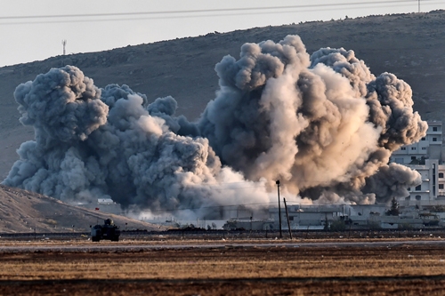 Khói bốc lên sau các cuộc không kích IS của liên quân quốc tế xuống  Kobane ngày 8/10. Ảnh: AFP/TTXVN