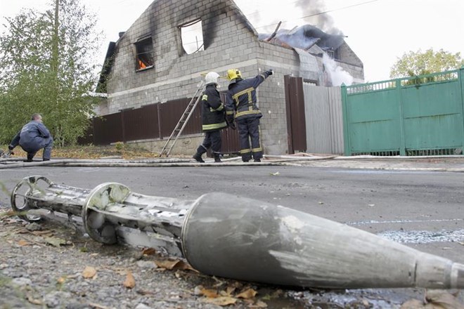 Một đầu đạn pháo rơi xuống khu dân cư ở Donetsk (Nguồn: AFP)
