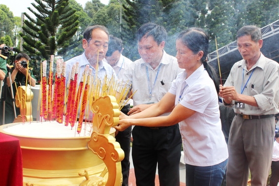 Thân nhân các gia đình liệt sĩ thắp hương tưởng niệm liệt sĩ