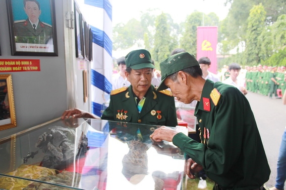 các cựu chiến binh gặp mặt và cùng nhau ôn lại kỷ niệm trong chiến tranh và cùng nhau xem lại các kỷ vật của đồng đội tại buổi lễ