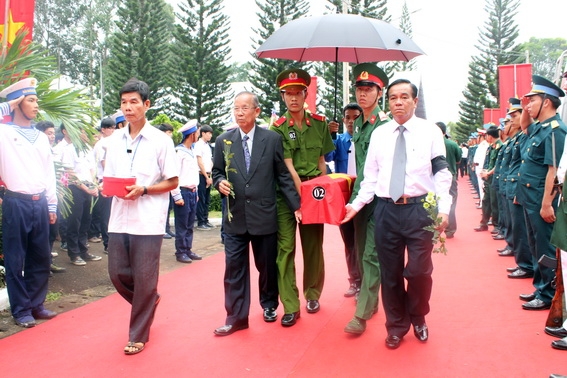 Bí thư Tỉnh ủy Trần Đình Thành tham gia di quan liệt sỹ