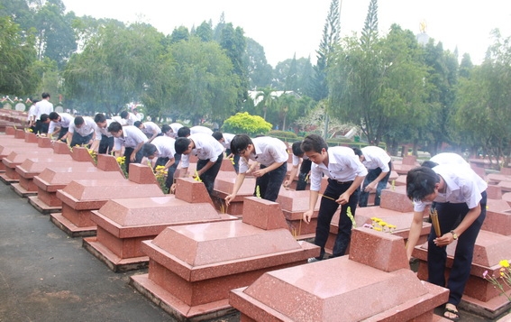 học sinh Trường THPT Long Khánh dâng hương lên phần mộ các anh hùng liệt sỹ tại Nghĩa trang Liệt sĩ Thị xã 