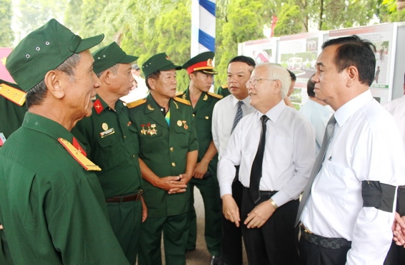 Bí thư Tỉnh ủy Đồng Nai Trần Đình Thành (ngoài cùng bên phải) trao đổi cùng các cựu chiến binh về tham dự lễ Truy điệu và an táng hài cốt các liệt sỹ 