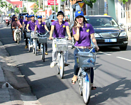Tiếp thị sản phẩm bằng xe đạp gây sự chú ý của người đi đường.