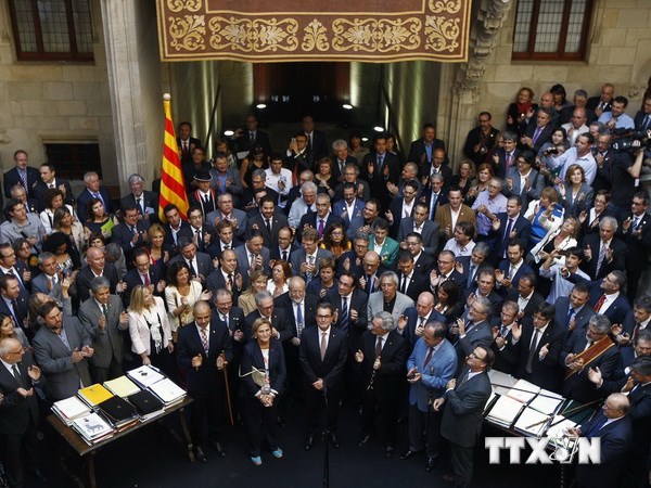 Người đứng đầu chính quyền vùng Catalonia Artur Mas (giữa) cùng những người ủng hộ cho kế hoạch trưng cầu dân ý tại Barcelona ngày 4/10. (Nguồn: AFP/TTXVN)