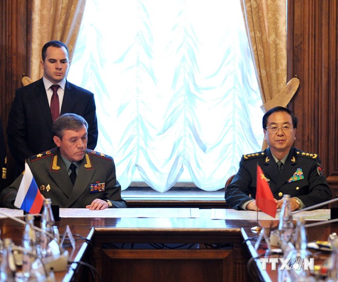 Tổng Tham mưu trưởng quân Giải phóng Nhân dân Trung Quốc Phòng Phong Huy (phải) và người đồng cấp Nga Valery Gerasimov trong cuộc họp báo chung tại Moskva ngày 1/7. (Nguồn: THX/TTXVN)