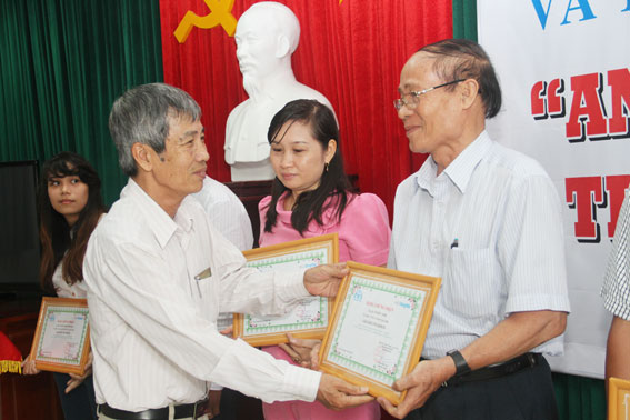 Phó chủ tịch thường trực Hội Nhà báo tỉnh Đỗ Trung Tiến trao giải cho các tác giả đoạt giải khuyến khích