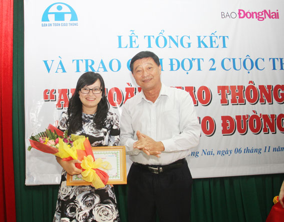 Giám đốc Sở Giao thông - vận tải Nguyễn Văn Điệp trao giải nhất cho tác giả Hạnh Dung