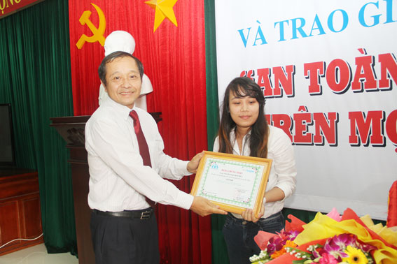 Tổng biên tập Báo Đồng Nai Trần Huy Thanh trao giải cho tác giả đoạt giải nhì.