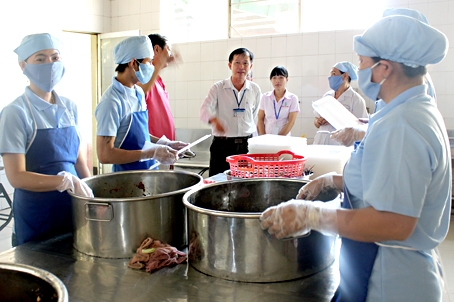 Đoàn kiểm tra khu vực bếp ăn của công ty.