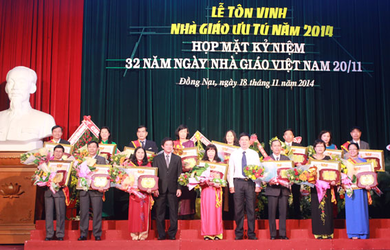 15 Nhà giáo ưu tú năm 2014 của tỉnh chụp hình lưu niệm với lãnh đạo tỉnh và đại diện Bộ GD-ĐT