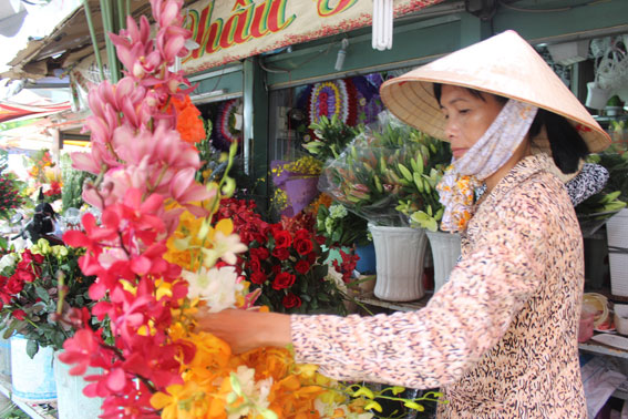 Một cửa hàng hoa tươi ở chợ Biên Hòa đang chuẩn bị hoa cho khách.