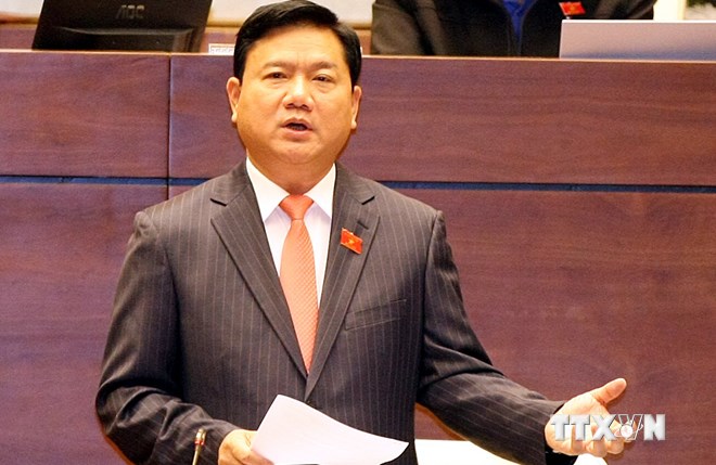 Bộ trưởng Bộ Giao thông vận tải Đinh La Thăng trả lời chất vấn của đại biểu Quốc hội, ngày 19/11. (Ảnh: TTXVN)
